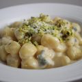 Gnocchi zola e pistacchi