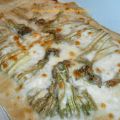 Pizza bianca con fiori di zucca e parmigiano