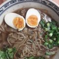 Ramen o spaghetti di riso in zuppa velocissimi