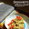 Spaghetti con hummus di piselli e datterini
