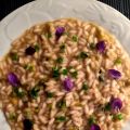 Risotto con erbe aromatiche, porri e violette[...]