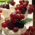 ..mini pavlove con frutti del bosco e zucchero[...]