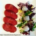 Prosciutto di cervo con radicchi misti e litchi