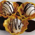 Scodelline di pane con gelato al rum.
