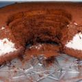 Ciambella al cacao con cuore di crema al latte.