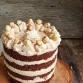 Naked cake al cioccolato con crema nocciola