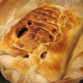Strudel salato con salsiccia, radicchio e toma