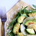 INSALATA DI AVOCADO, RUCOLA E POMPELMO CON SEMI[...]