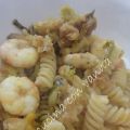 Fusilli con fiammiferi di zucchine e gamberetti