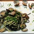 Bianco e Nero di spaghetti alle vongole
