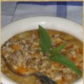 Zuppa con lenticchie, farro, patate e salsiccia