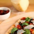 PIZZA CON MELANZANE POMODORI CONFIT E PROVOLONE[...]