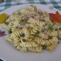 Fusilli con prosciutto, uovo e piselli
