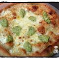 Pizza di farro ai 3 formaggi con pesto di[...]