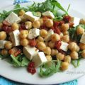 Insalata di ceci, pomodori secchi e formaggio