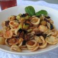 Orecchiette con le melanzane, in piedi ed[...]