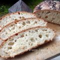 Horiatiko psomi (pane rustico greco) con licoli