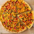Crostata con peperoni e piselli allo zafferano