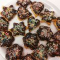 Biscottini ricoperti di cioccolato e granelle