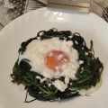 Nidi di agretti con uova e formaggio feta, in[...]