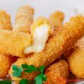 Bastoncini di mozzarella impanati e fritti