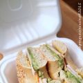Bagel con pollo, avocado e senape al miele