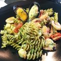 INSALATA DI PASTA INTEGRALE CON PESCE E PESTO