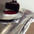 Torta al cioccolato con salsa di lamponi