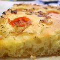 Focaccia di patate con cipolle e pomodorini.