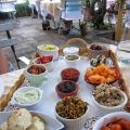 Cena provenzale con i caratteristici mezé