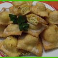 Ravioli di ricotta dolci fritti