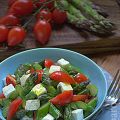 Insalata di asparagi , pomodorini e feta