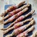 Grissini alle noci con speck e miele
