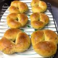 Panini con yogurt e foglie di carote