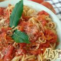 Spaghetti con salsa classica di pomodoro