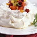 Pavlova alla panna con frutta fresca alla menta