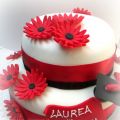 Torta a due piani con gerbere rosse per la mia[...]