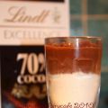 Bicchierini bicolori di cioccolato e gelato[...]