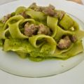 PAPPARDELLE CON VELLUTATA DI PISELLI E SALSICCIA