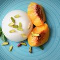 Budino allo yogurt con pesche affogate all’arak
