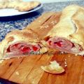 Strudel salato con bacon, peperone e parmigiano