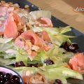 Insalata di avocado, salmone e amarene