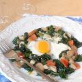 
Uova in nido di spinacini novelli e funghi