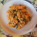 Fusilli al pomodoro, ricotta e piselli