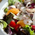 Insalata tiepida di mare con frutta e verdura