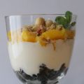 Coppa con yogurt, ananas e mirtilli