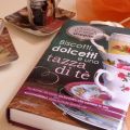 Biscotti, dolcetti e una tazza di tè