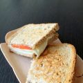 Mini toast salmone affumicato, scamorza e pere
