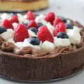 Torta con namelaka e frutti di bosco