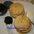 Blinis con caviale, salmone e panna acida